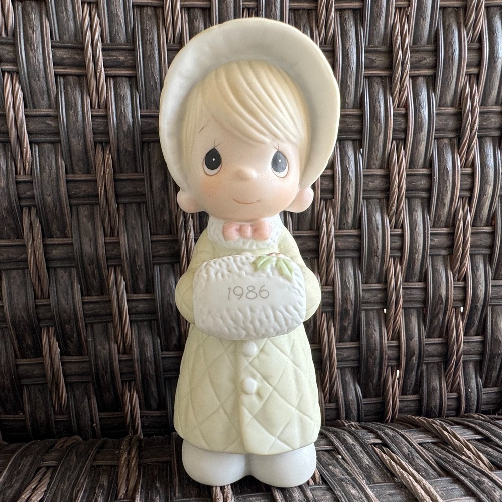 Precious Moments 1986 "Wishing You A Cozy Christmas" #102342 Vintage Girl